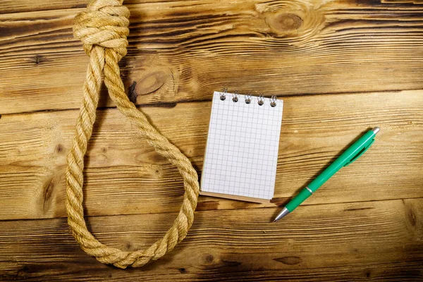 Dodelijke Lus Van Touw Zelfmoordbriefje Een Houten Achtergrond Het Begrip — Stockfoto