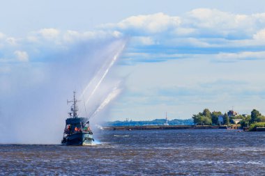 Donanma tatbikatlarında yanan bir gemiyi söndürmek.