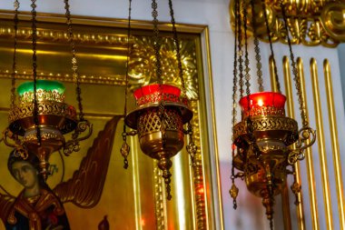Ortodoks kilisesinde ikon lambalar asmak. Kilise özniteliği