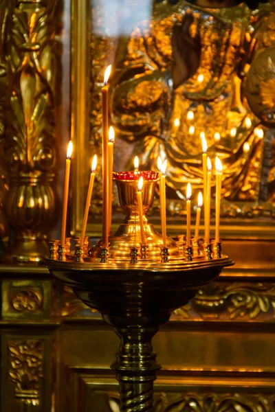 Grande Castiçal Ouro Igreja Com Velas Ardentes Igreja Ortodoxa — Fotografia de Stock