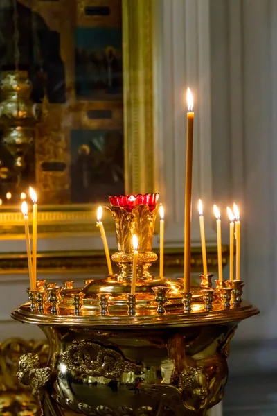 Grande Castiçal Ouro Igreja Com Velas Ardentes Igreja Ortodoxa — Fotografia de Stock