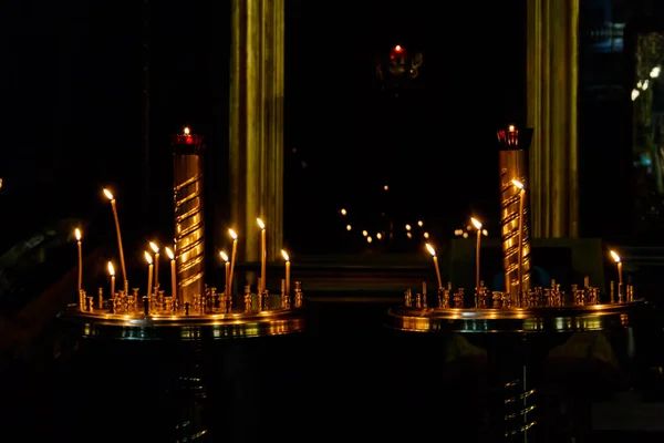 Grande Candelabro Oro Chiesa Con Candele Accese Nella Chiesa Ortodossa — Foto Stock