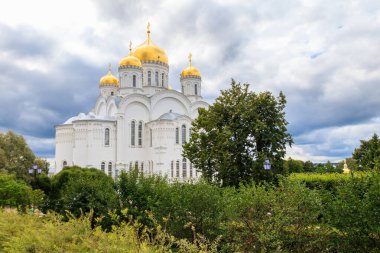 Diveyevo, Rusya 'daki Kutsal Trinity-Saint Seraphim-Diveyevo Manastırı' nın şekil değiştirme katedrali