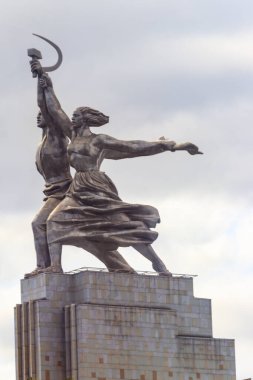 Rusya 'nın Moskova kentindeki ünlü Sovyet heykeltıraş Vera Mukhina' nın ünlü anıtı İşçi ve Çiftçi Kadın Kolkhoz. 1937 'de paslanmaz çelikten yapılmış.