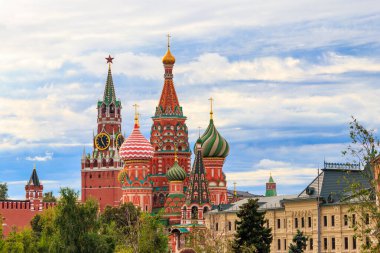 St. Manzarası Rusya, Moskova 'daki Kızıl Meydan' da Basil Katedrali ve Kremlin 'in Spasskaya Kulesi