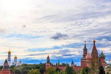 St. Manzarası Rusya, Moskova 'daki Kızıl Meydan' da Basil Katedrali ve Kremlin 'in Spasskaya Kulesi