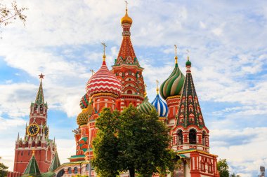 St. Rusya, Moskova 'daki Kızıl Meydan' da Basil Katedrali ve Kremlin 'in Spasskaya Kulesi