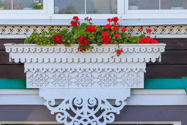 Rote Geranienblüten Aus Holz Geschnitzten Blumentopf Der Fassade Eines Russischen — Stockfoto