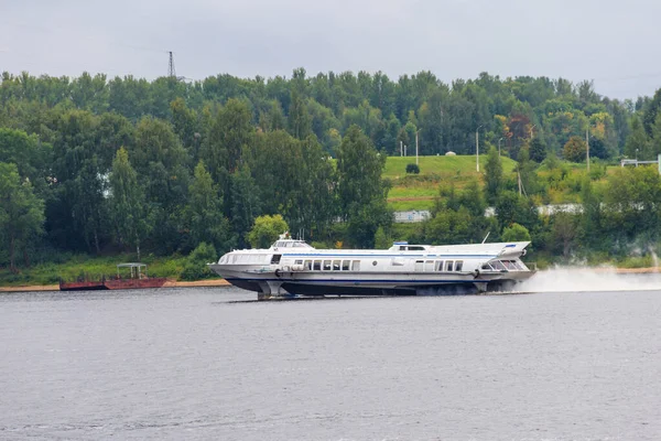 Hajózó Szárnyashajó Volga Folyón Jaroszlavlban Oroszországban — Stock Fotó