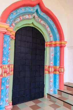 Antik Rus mimarisi. Rus tarzı kemerli metal kapıya yakın plan.