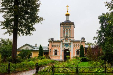 St. John Baptist Optina Manastırı Kilisesi. Optina Pustyn (tam anlamıyla Opta 'nın inzivası) Rusya' nın Kozelsk kenti yakınlarında bulunan bir Doğu Ortodoks manastırı.