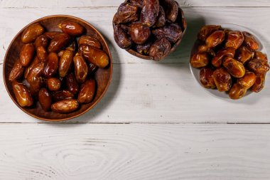 Kurumuş meyveler beyaz ahşap masada. Üst görünüm