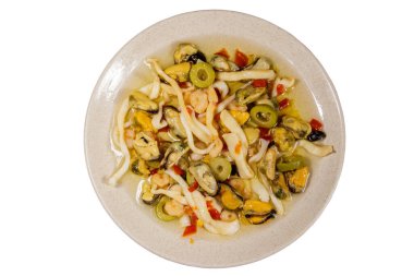 Beyaz arka planda karides, kalamar ve midye içeren deniz ürünleri salatası.