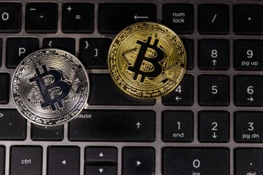 Laptop klavyesinde altın ve gümüş bitcoin. Kripto para birimi sanal para