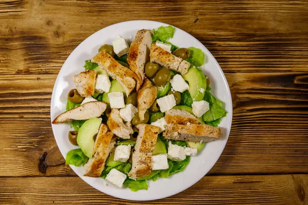 Leckerer Salat Mit Gebratener Hühnerbrust Grünen Oliven Feta Käse Avocado — Stockfoto