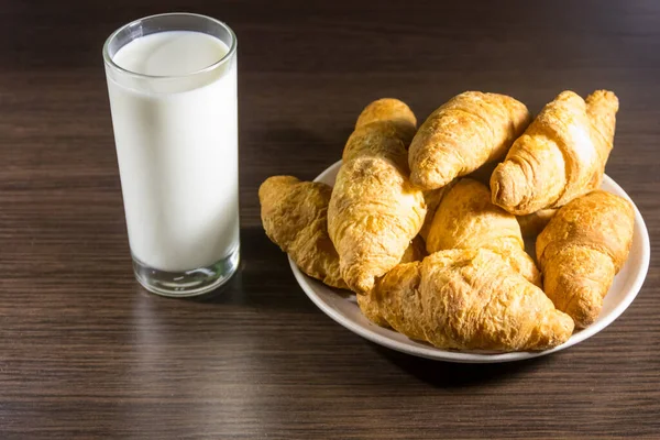 Egy Pohár Tej Friss Croissant Fából Készült Asztalon — Stock Fotó