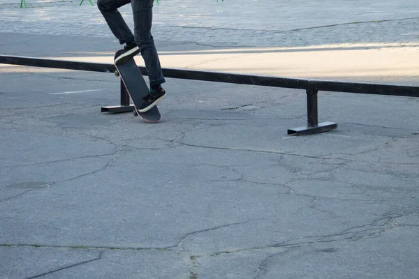 Skateboarder Πόδια Ιππασία Skateboard Στο Skatepark — Φωτογραφία Αρχείου