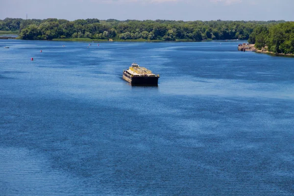 Barca Flutuando Rio Dnieper Ucrânia — Fotografia de Stock