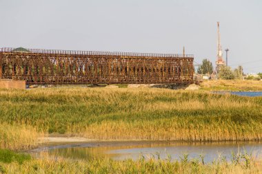 Ukrayna 'nın Genichesk kasabasında demir köprü.