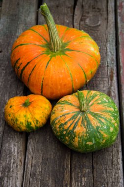 Kırsal ahşap masadaki balkabağı