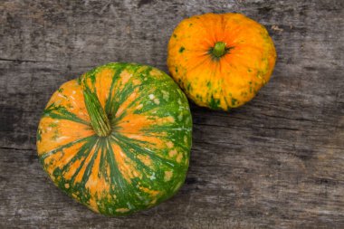 Kırsal ahşap masadaki balkabağı