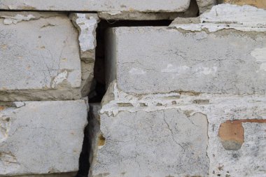 Tuğla duvarda büyük bir çatlak