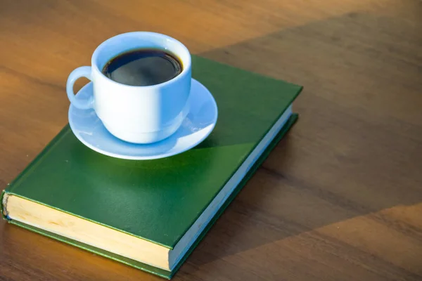 Чашка Кофе Книга Деревянном Столе — стоковое фото
