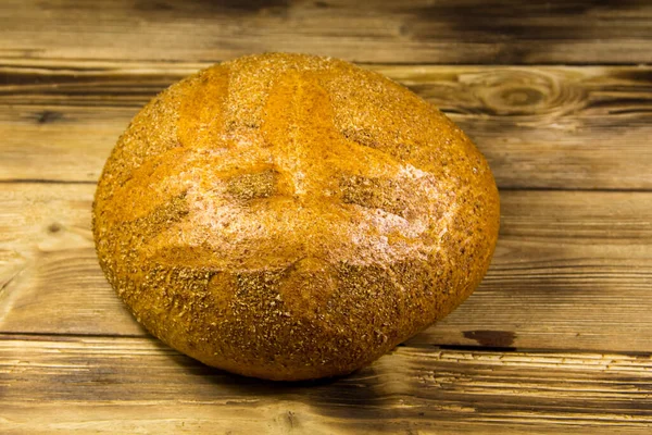 Ahşap Masada Yuvarlak Somun Ekmek — Stok fotoğraf