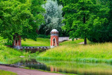 Tsarskoye Selo, Puşkin, Rusya 'daki Catherine Park' ta iki taret bulunan kırmızı (Türkçe) şelale
