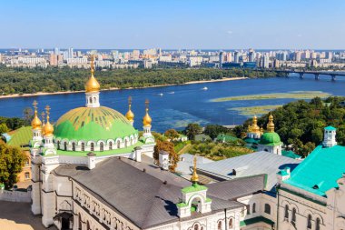 Ukrayna 'daki Kiev Pechersk Lavra (Kiev Mağara Manastırı) ve Dinyeper Nehri' nin yemekhane kilisesinin manzarası. Büyük Lavra Çan Kulesi 'nden görüntü