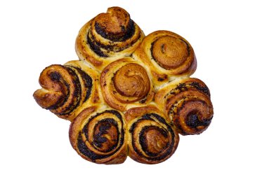 Beyaz arka planda haşhaş tohumlu tatlı çörek