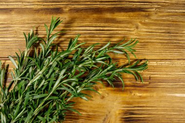 Tahta bir masada taze biberiye. Üst görünüm