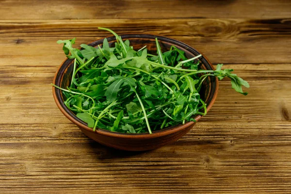 Frischer Grüner Rucola Keramikschale Auf Einem Holztisch Gesunde Ernährung Oder — Stockfoto