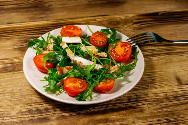 Lekkere Salade Van Gebakken Kipfilet Verse Arugula Kerstomaten Houten Tafel — Stockfoto