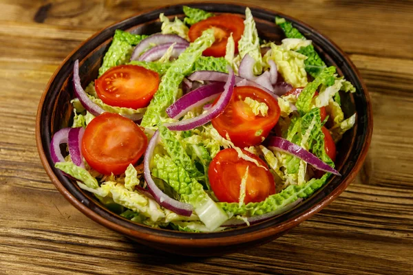 Gesunder Salat Mit Wirsing Kirschtomaten Roten Zwiebeln Und Olivenöl Auf — Stockfoto