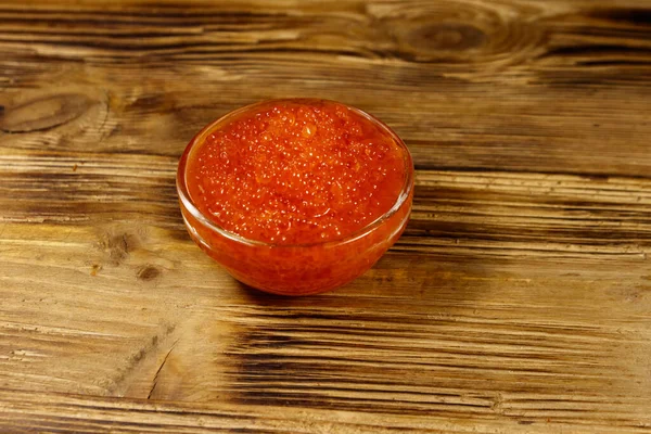 Caviar Vermelho Tigela Vidro Mesa Madeira — Fotografia de Stock