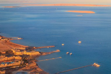 Kızıl deniz ve Hurghada şehri, Mısır 'da hava manzarası. Uçaktan görüntüle