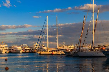 Hurghada, Mısır 'ın deniz limanında beyaz yatlar. Kızıl Deniz 'de turist botları olan liman