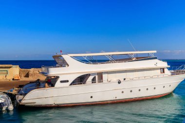 Hurghada, Mısır 'daki rıhtıma demirlemiş beyaz bir yat.