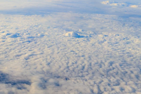 青空に美しい白い雲 飛行機からの眺め — ストック写真