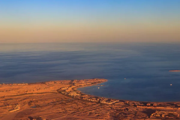 エジプトのフルガダ近くの紅海 アラビア砂漠 観光地の空中ビュー 飛行機からの眺め — ストック写真
