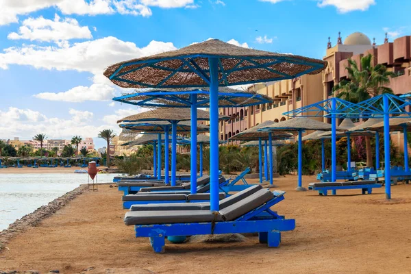 Parasols Chaises Longues Sur Plage Tropicale Concept Repos Détente Vacances — Photo