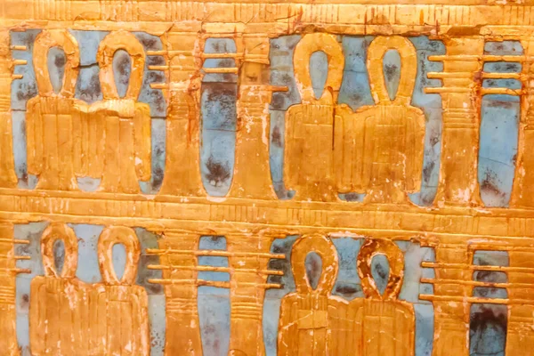 エジプトの有名なファラオツタンカーメンの埋葬室の外側の黄金の神社のクローズアップ — ストック写真