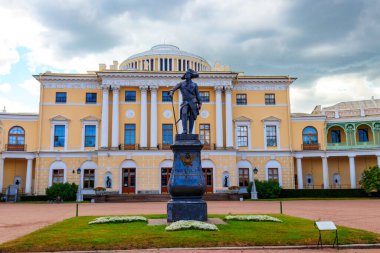 Pavlovsk Sarayı 'nın önündeki Birinci Paul Anıtı. Pavlovsk 1872 'nin kurucusu, İmparator I. Paul' a.