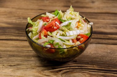 Taze sebze salatası, Çin lahanası, domates, biber ve soğanlı zeytin ya da ayçiçeği yağı. Sağlıklı yemek.