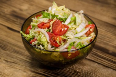 Taze sebze salatası, Çin lahanası, domates, biber ve soğanlı zeytin ya da ayçiçeği yağı. Sağlıklı yemek.