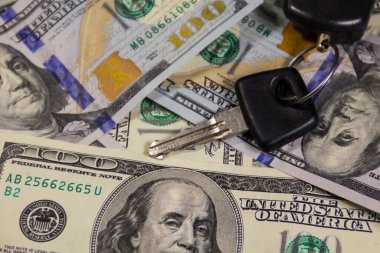 Yüz dolarlık Amerikan banknotlarının arka planında anahtarlık var. Araba alıp satma kavramı