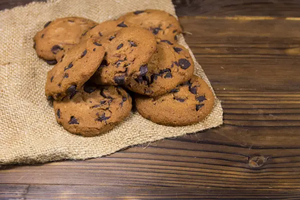 Choklad Chip Cookies Träbord — Stockfoto