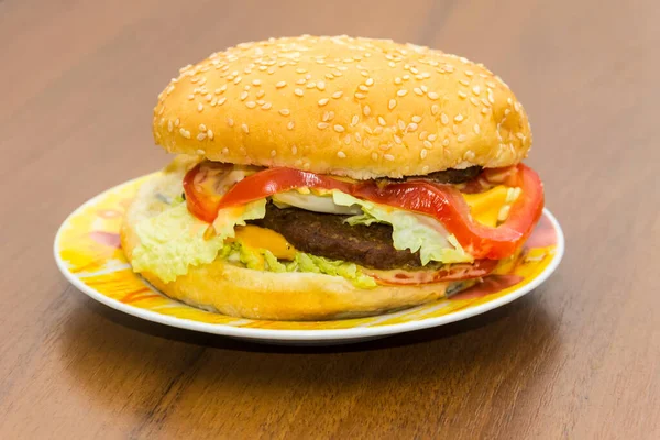 Heerlijke Hamburger Broodje Plaat Houten Tafel Huisgemaakte Hamburger Houten Achtergrond — Stockfoto