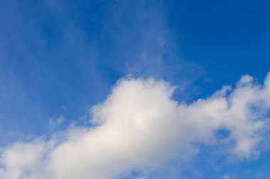 Mavi gökyüzünde beyaz bulutlar